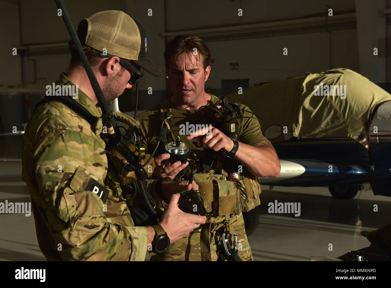 Operatori speciali assegnati alla 125th Special Tactics Squadron, Oregon Air National Guard, impostare portatile luci pista a Maratona International Airport in Florida Keys, Sett. 11, 2017. La 125 STS distribuito all'isola dopo l'uragano Irma per cancellare la pista di atterraggio per aerei di detriti, aprire l'aeroporto e gestire tutto il traffico aereo nella zona al fine di consentire per i trasporti militari per erogare carburante, cibo e acqua per la regione. La Guardia Nazionale è la più grande forza di riserva nel dipartimento della difesa e fornisce gli Stati Uniti con la capacità e la possibilità di diventare partner di materia civile compet Foto Stock