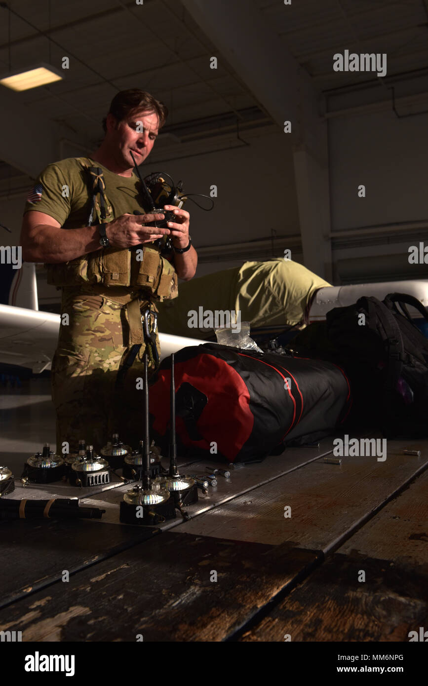 Un operatore speciale assegnato alla 125th Special Tactics Squadron, Oregon Air National Guard, imposta portatile luci pista a Maratona International Airport in Florida Keys, Sett. 11, 2017. La 125 STS distribuito all'isola dopo l'uragano Irma per cancellare la pista di atterraggio per aerei di detriti, aprire l'aeroporto e gestire tutto il traffico aereo nella zona al fine di consentire per i trasporti militari per erogare carburante, cibo e acqua per la regione. La Guardia Nazionale è la più grande forza di riserva nel dipartimento della difesa e fornisce gli Stati Uniti con la capacità e la possibilità di collaborare con autorità civili Foto Stock