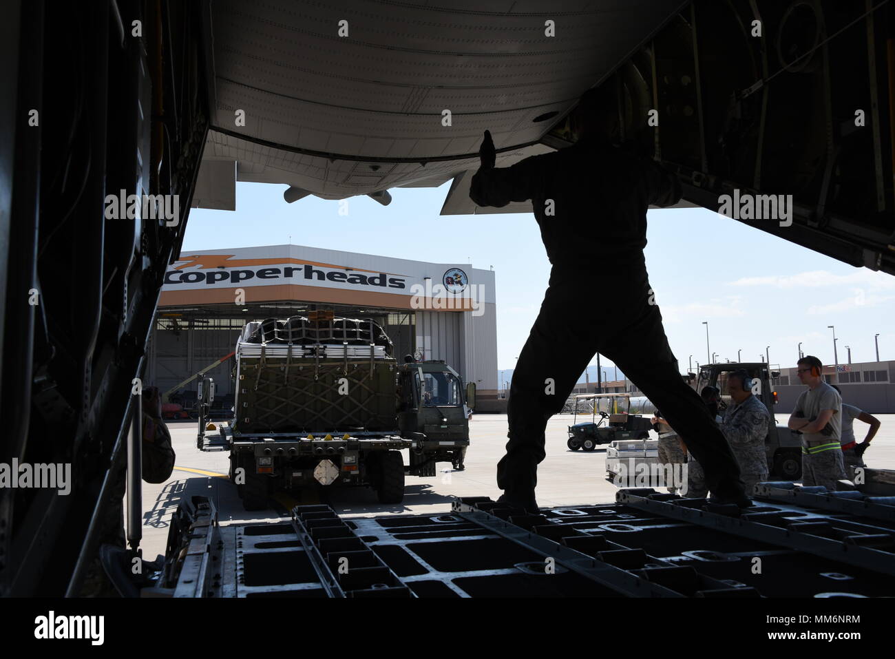 Avieri con la 161Air Refuelling Wing, logistica disponibilità squadron, piccola air terminal cargo carico su un C-130 Hercules aeromobile assegnati per il Missouri Air National Guard's 139a Airlift Wing in San Giuseppe, Missouri. Il aviatori distribuito negli Stati Uniti Isole Vergini il 7 settembre 12, 2017, a sostegno dell'Uragano Irma soccorsi. (U.S. Air National Guard foto di Master Sgt. Kelly Deitloff) Foto Stock