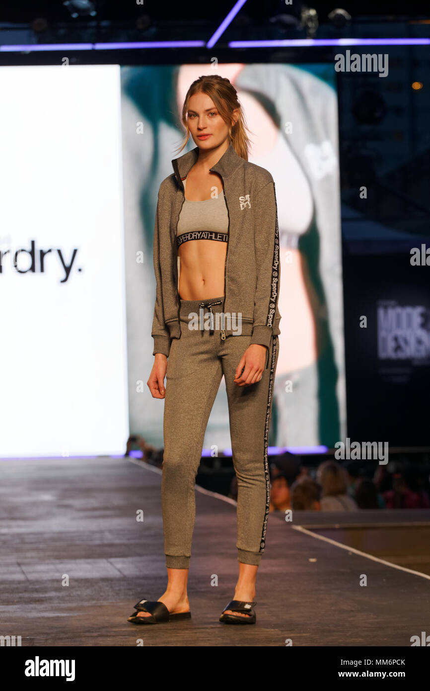 Montreal, Canada. Un modello pone sulla pista alle Superdry fashion show tenutosi durante la Moda e Design Festival. Foto Stock