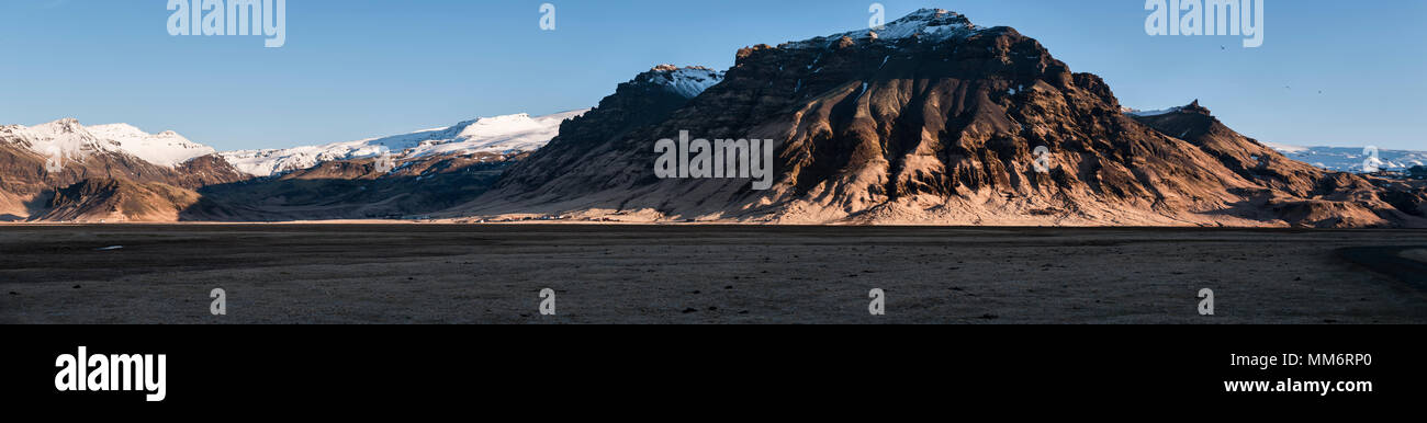 A sud dell'Islanda. Vista panoramica del paesaggio e le aziende agricole in Eyjafjöll, sotto il ghiacciaio Eyjafjallajökull e vulcano che più recentemente scoppiata nel 2010 Foto Stock