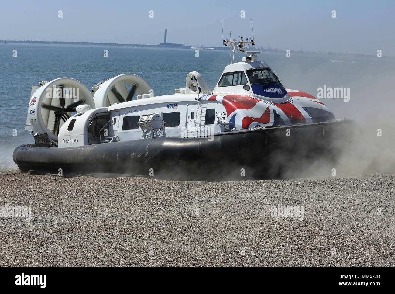 Griffon Hovercraft sulla Solent a Lee on Solent Foto Stock