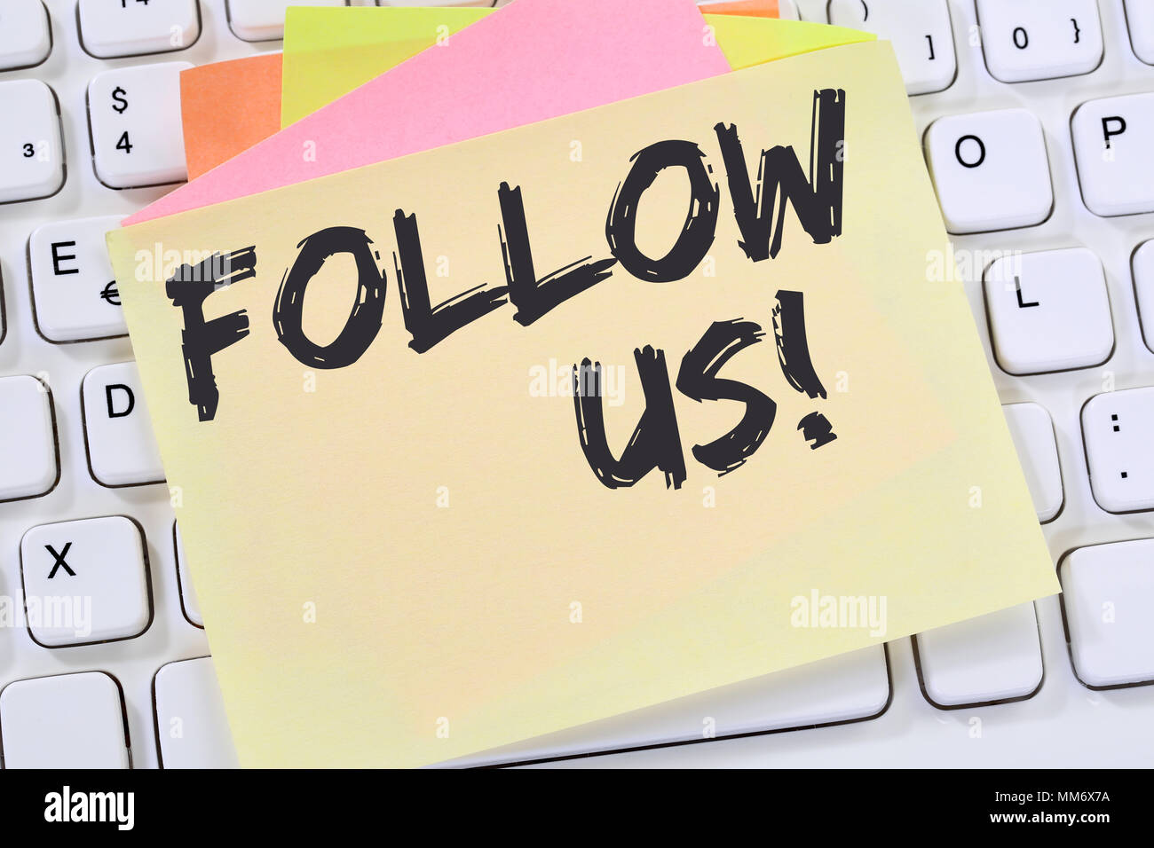 Seguire noi seguace seguaci tifosi piace social networking media internet business concetto carta nota della tastiera del computer Foto Stock