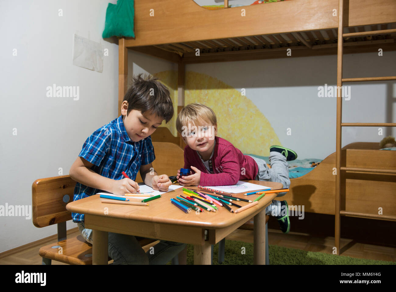 Fratelli godendo con matite colorate, Monaco di Baviera, Germania Foto Stock
