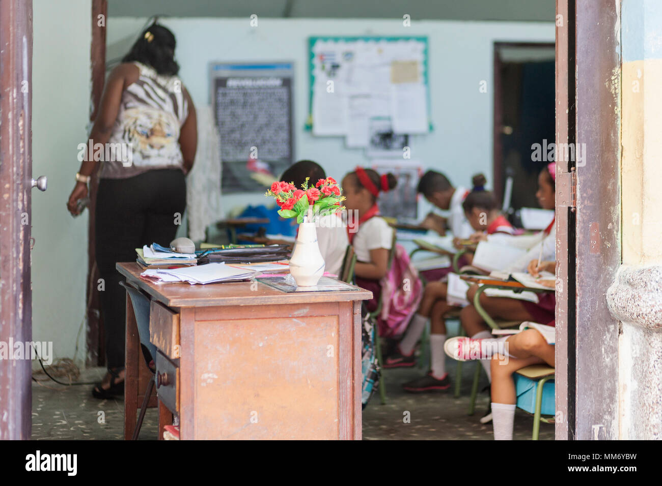 Insegnante e la scuola dei bambini in aula, Havana, Cuba Foto Stock