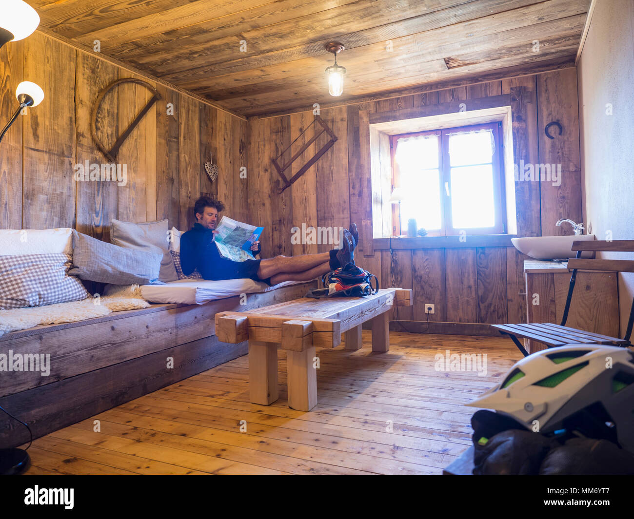 Mountain Biker lettura mappa in Ferme Auberge de Kahlenwasen, Francia Foto Stock