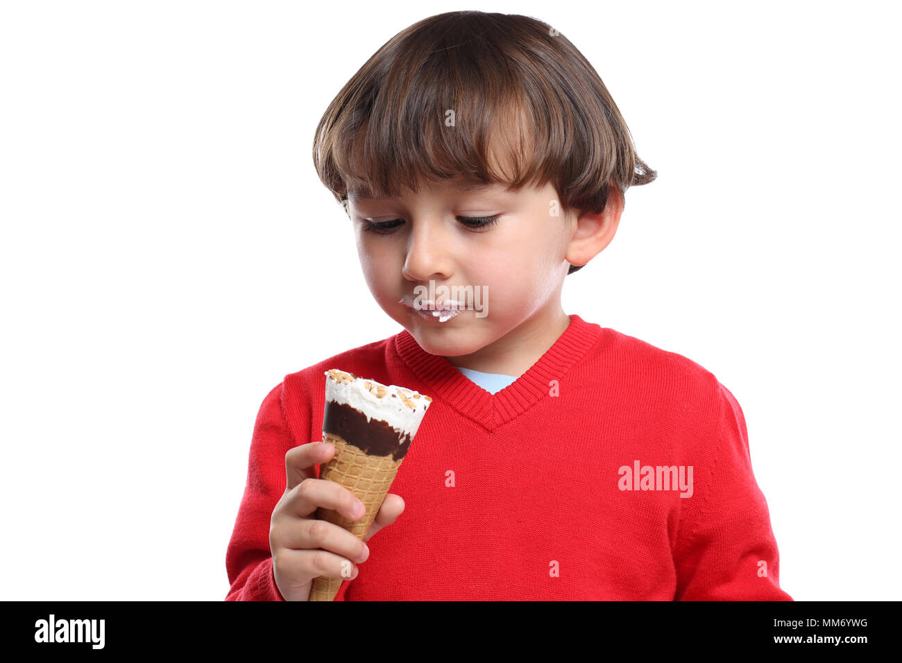 Bambino kid mangiare leccare il gelato estate isolato su uno sfondo bianco Foto Stock