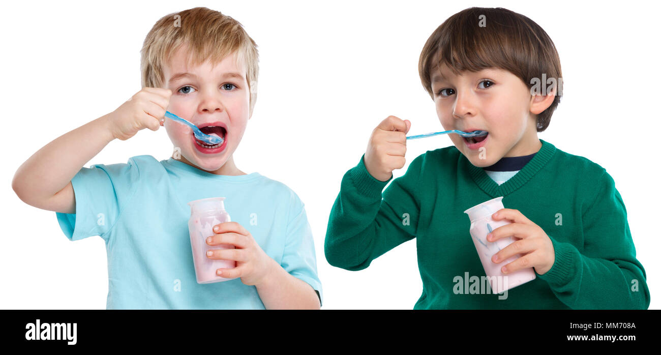 I bambini mangiano yogurt bambino sano di capretto isolato su uno sfondo  bianco Foto stock - Alamy