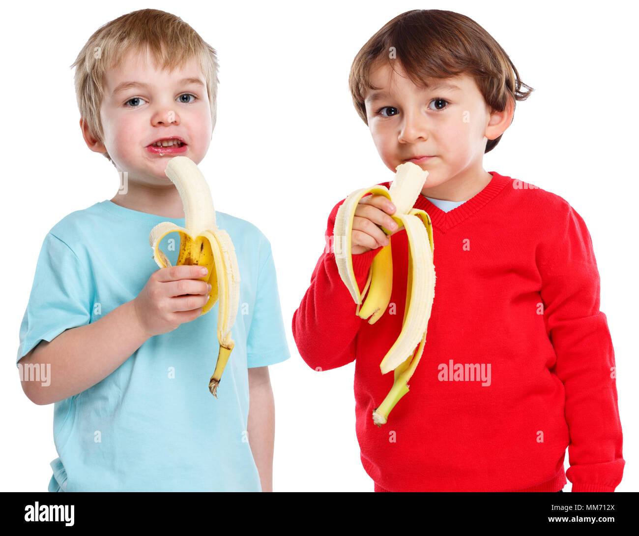Bambini I bambini di mangiare banane Sano frutta isolato su uno sfondo bianco Foto Stock