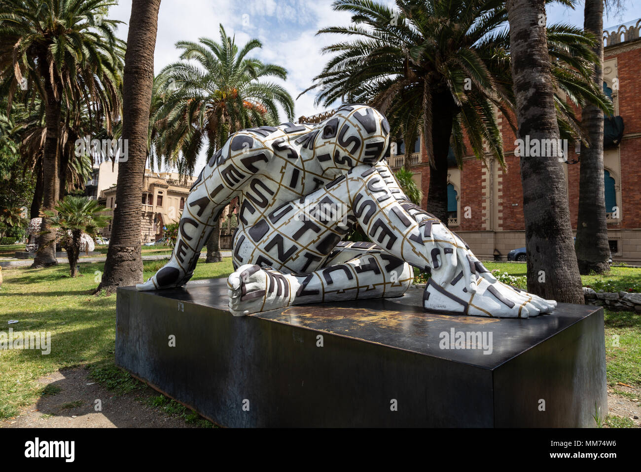 La scultura moderna di artista Paola Epifani (Rabarama) in Reggio di  Calabria, Italia Foto stock - Alamy