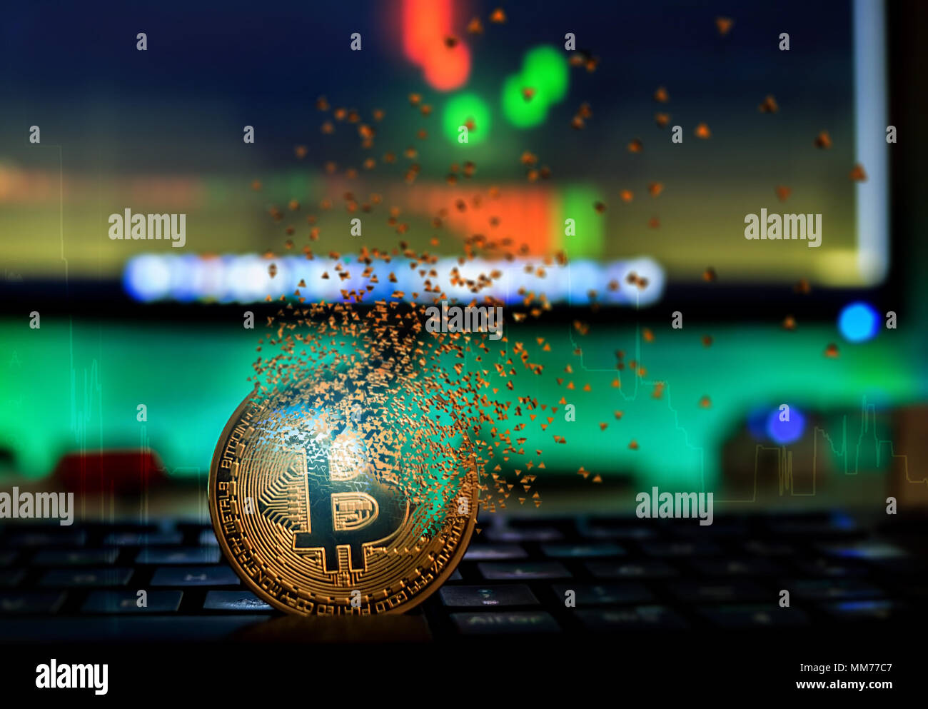 Bitcoin fail concetto, Physical golden bitcoin scoppio disperdere in frammenti di pezzi Foto Stock