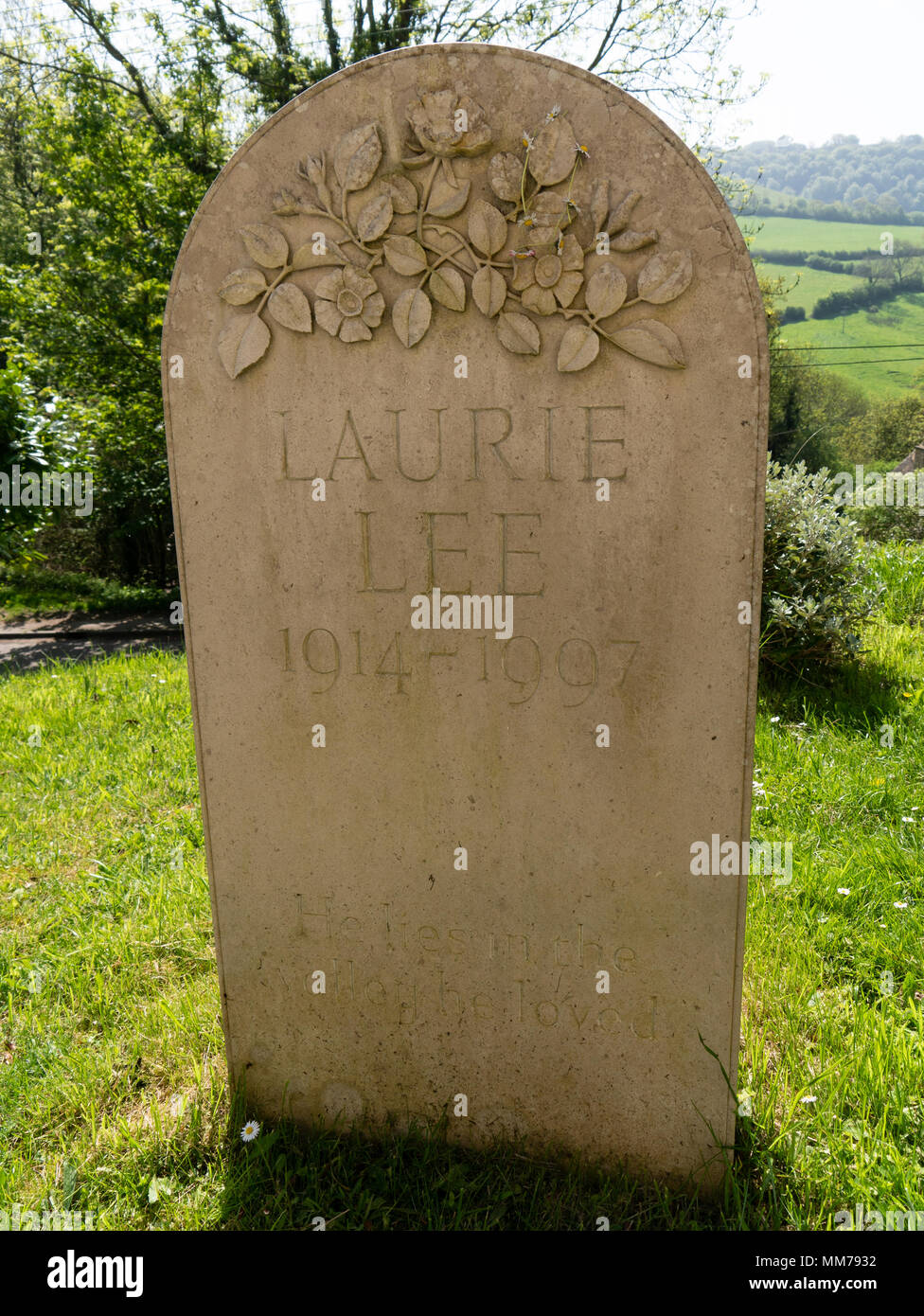 Tomba di pietra del Laurie Lee, autore di sidro di mele con Rosie, Slad, Gloucestershire, Regno Unito Foto Stock