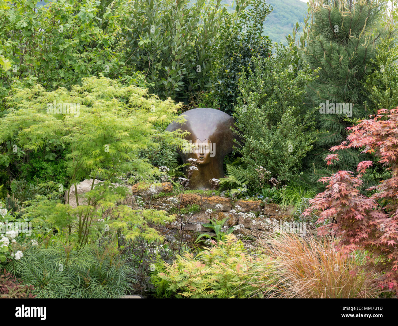 Malvern, Worcestershire, Regno Unito. Mercoledì 9 maggio 2018 Malvern, Worcestershire, Regno Unito. Visualizza giardino lo spirito dei boschi da Peter Dowle - Medaglia d'oro e costruzione migliore awards. Sculture di Simon perno. Credito: Ian Thwaites/Alamy Live News Foto Stock