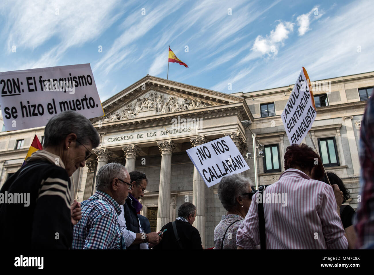 Madrid, Spagna. 9 maggio 2018. Persone che protestano davanti al Congresso dei deputati contro l'impunità dei crimini commessi durante la dittatura di Franco coincidente con la vittoria di "giorno" e "Giornata dell'Europa", a Madrid, Spagna. Credito: Marcos del Mazo/Alamy Live News Foto Stock