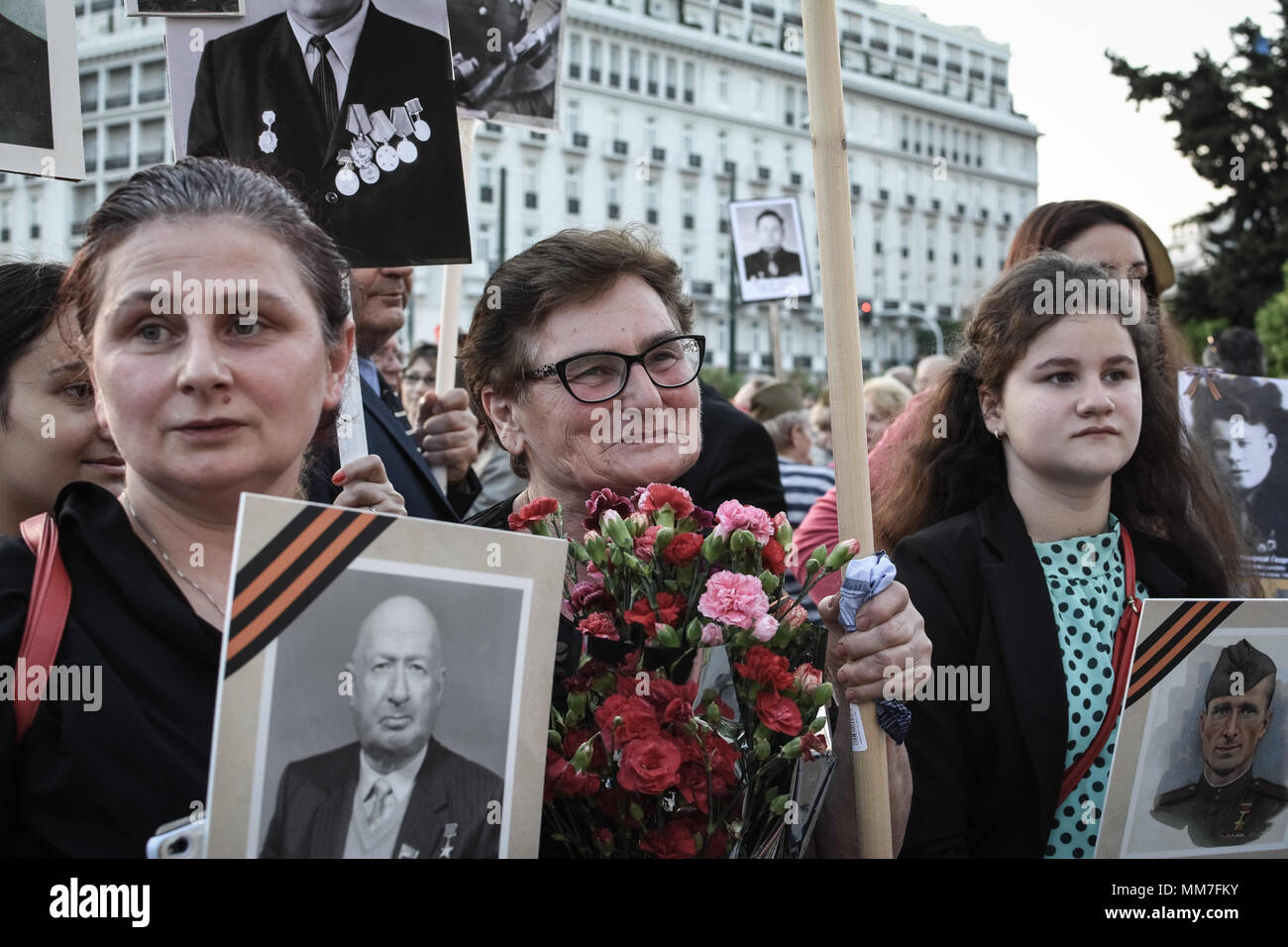 Atene, Grecia. 9 maggio 2018. I russi che vive in Grecia visto tenendo numerose fotografie durante il reggimento immortale marzo.Migliaia di cittadini russi che hanno partecipato alle celebrazioni per il 73º anniversario della vittoria contro il fascismo, che è stato istituito come una vittoria al giorno. Con la parata militare nonché la dimostrazione, il festoso evento ha avuto luogo in tutta la Russia, con i cittadini tenendo le foto dei loro parenti che hanno combattuto o sono stati uccisi durante la Guerra Mondiale. Credito: Nikolas Joao Kokovlis SOPA/images/ZUMA filo/Alamy Live News Foto Stock