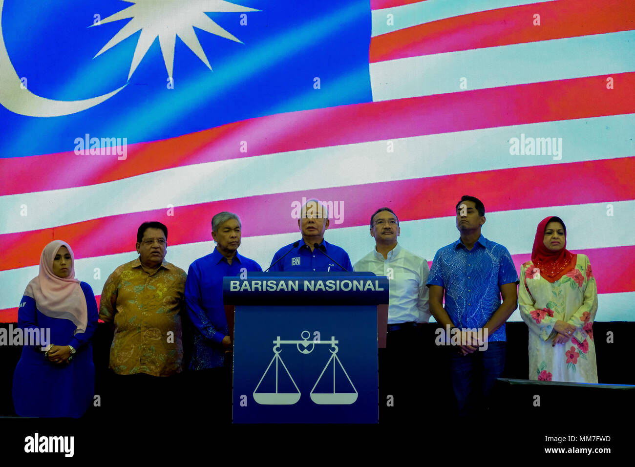 KUALA LUMPUR, Malesia - 10 Maggio: Malaysia Il Primo Ministro pregiudiziale coalizione del Fronte Nazionale (Barisan Nasional) presidente del partito, Najib Razak (C) parlare al giornalista durante la conferenza stampa al Putra World Trade Center di Kuala Lumpur in Malesia il 10 maggio 2018. Mahathir Mohamad dal partito di opposizione politica ha rivendicato ha vinto il xiv elezioni generali 2018. Credito: Samsul detto/AFLO/Alamy Live News Foto Stock