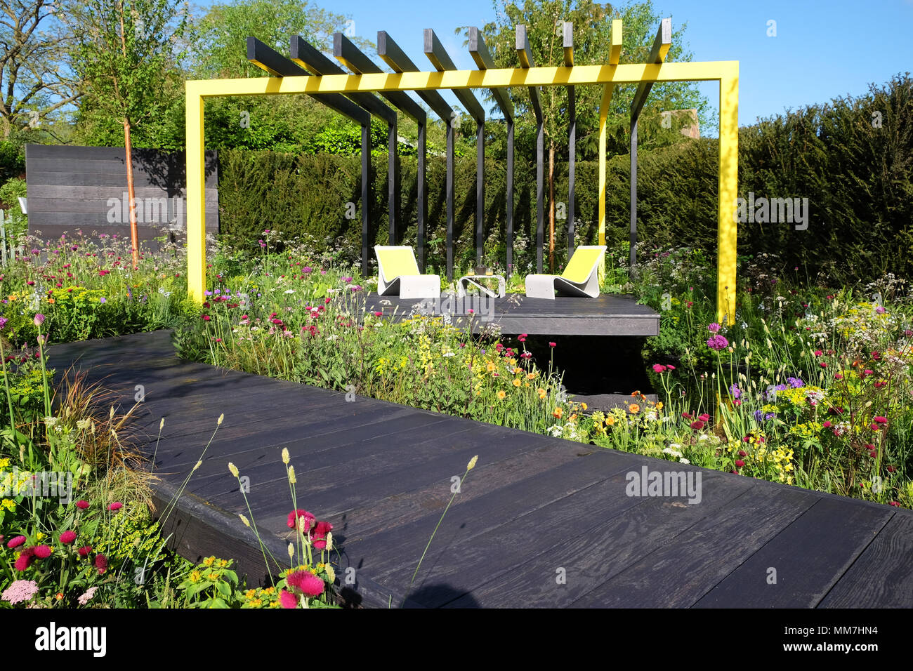 Malvern, Regno Unito. Il 10 maggio, 2018. RHS Malvern Festa della Primavera - Giovedì 10 Maggio 2018 - il giorno di apertura per questa anni RHS Malvern Festival di Primavera - mostra giardini includono Oasi urbana da Mike Draper un aspetto moderno giardino scuro con pareti rivestite e lungomare con un yew hedge - Photo Steven Maggio / Alamy Live News Foto Stock