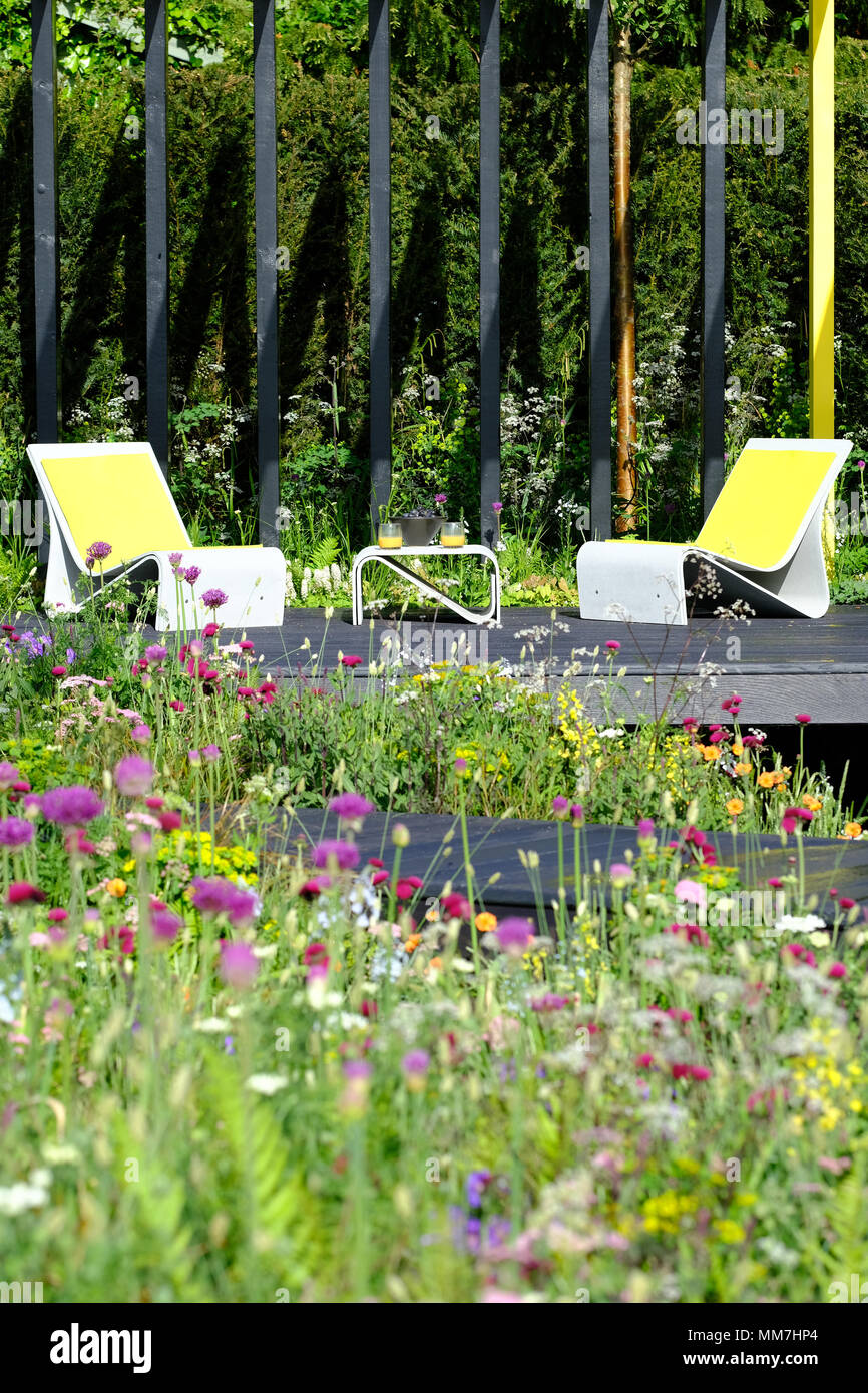 Malvern, Regno Unito. Il 10 maggio, 2018. RHS Malvern Festa della Primavera - Giovedì 10 Maggio 2018 - il giorno di apertura per questa anni RHS Malvern Festival di Primavera - mostra giardini includono Oasi urbana da Mike Draper un aspetto moderno giardino scuro con pareti rivestite e lungomare con un yew hedge - Photo Steven Maggio / Alamy Live News Foto Stock