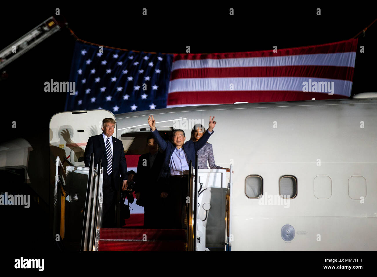 Base comune Andrews, Maryland, Stati Uniti d'America. Il 10 maggio, 2018. Stati Uniti Presidente Donald Trump e la first lady Melania Trump emergono da un medico militare piano con tre American detenuti dopo il loro arrivo dalla Corea del Nord a base comune Andrews, Maryland, Stati Uniti, giovedì 10 maggio, 2018. La Corea del Nord ha rilasciato tre cittadini degli Stati Uniti che erano stati trattenuti per la durata di due anni, un gesto davanti ad un prossimo vertice tra il presidente Donald Trump e Kim Jong Onu che atteso nelle prossime settimane. Credito: dpa picture alliance/Alamy Live News Foto Stock