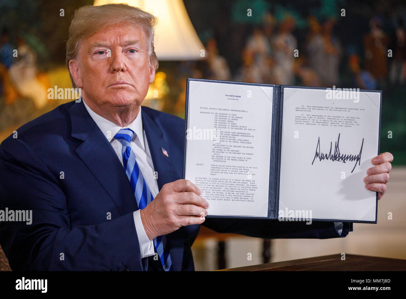 Pechino, USA. 8 Maggio, 2018. Stati Uniti Presidente Donald Trump segni un memorandum che dichiara la sua intenzione di ritirarsi dal nuke iraniano trattare alla Casa Bianca di Washington, DC, Stati Uniti, in data 8 maggio 2018. Credito: Ting Shen/Xinhua/Alamy Live News Foto Stock