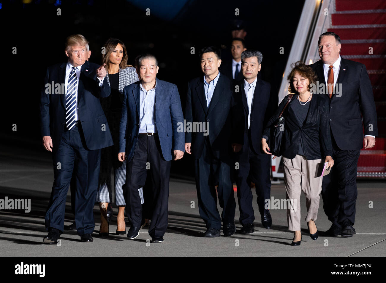 Presidente Donald Trump e sua moglie Melania lasciando il piano con i tre detenuti americano (Kim Dong-chul Kim Hak-song e Tony Kim) tenuti in cattività in Corea del Nord insieme con il Segretario di Stato Mike Pompeo, a base comune Andrews in Suitland. Foto Stock