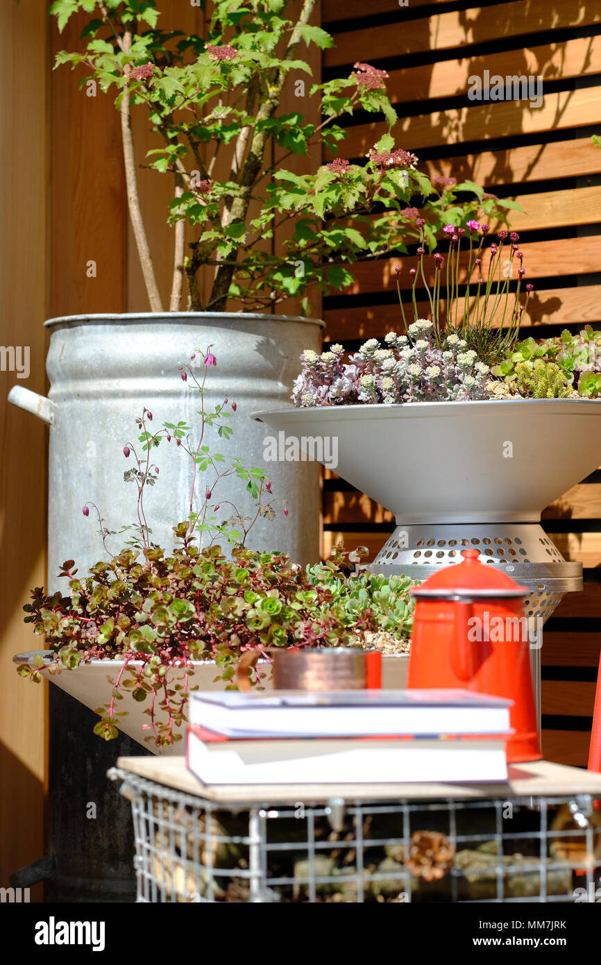 RHS Malvern Festa della Primavera - Giovedì 10 Maggio 2018 - il giorno di apertura per questa anni RHS Malvern Festival di Primavera - mostra giardini includono un numero esterno 39 progettato da Elaine Portch offre lo spazio confinato di un balcone urbano - Photo Steven Maggio / Alamy Live News Foto Stock