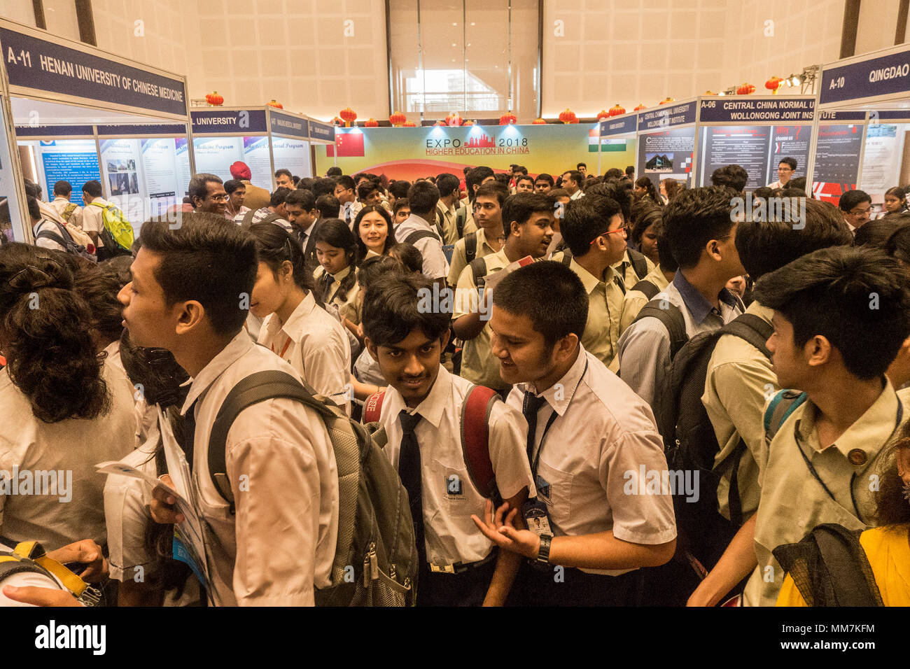 (180510) -- KOLKATA, 10 maggio 2018 (Xinhua) -- Gli studenti partecipano alla seconda cinese di istruzione superiore esposizione organizzata dal Consolato generale della Cina in Kolkata in collaborazione con la Scuola di lingua cinese in Kolkata, India il 10 maggio 2018. (Xinhua/Tumpa Mondal)(rh) Foto Stock