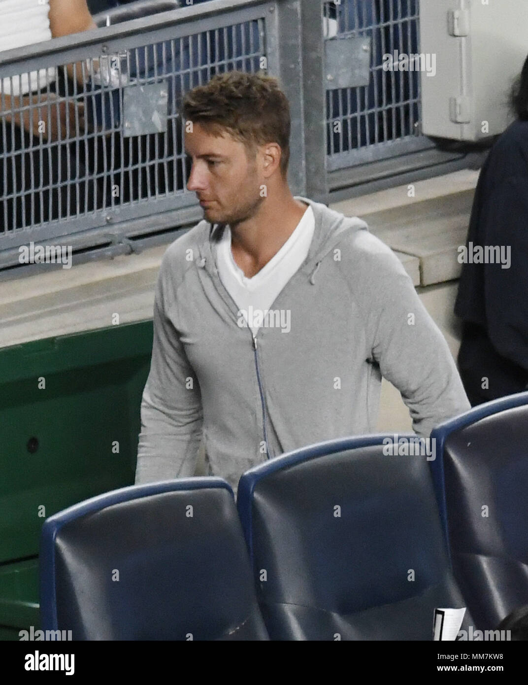 New York, NY, STATI UNITI D'AMERICA. 9 maggio 2018. Justin Hartley visto al New York Yankees contro il gioco dei Boston Red Sox allo Yankee Stadium di New York City il 9 maggio 2018. Credito: John Palmer/media/punzone Alamy Live News Foto Stock