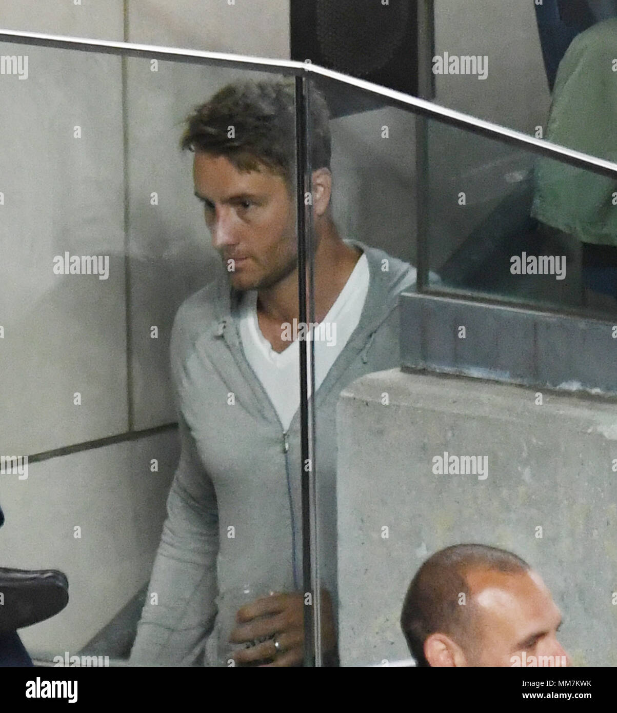 New York, NY, STATI UNITI D'AMERICA. 9 maggio 2018. Justin Hartley visto al New York Yankees contro il gioco dei Boston Red Sox allo Yankee Stadium di New York City il 9 maggio 2018. Credito: John Palmer/media/punzone Alamy Live News Foto Stock