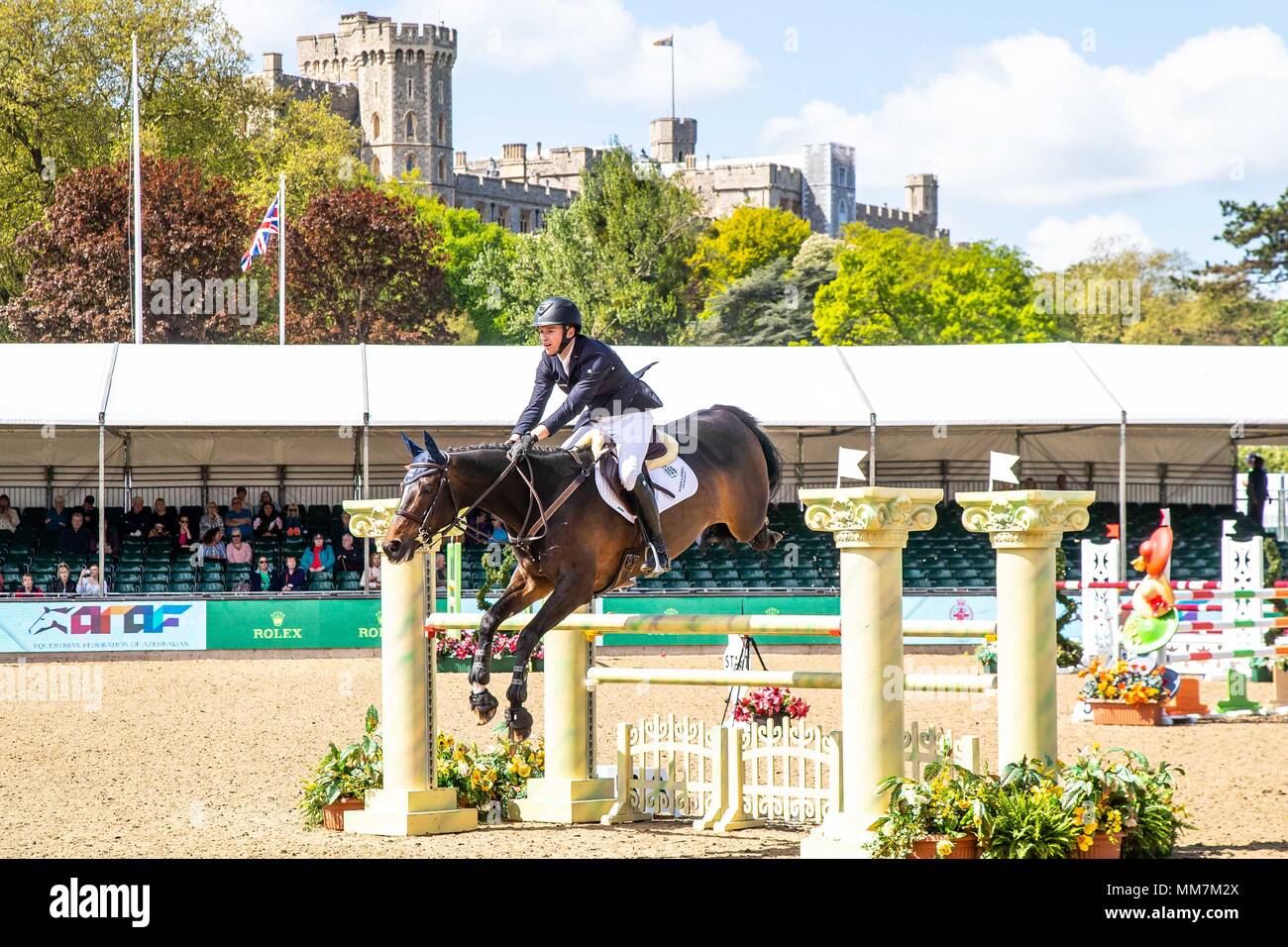 Windsor, Berkshire, Regno Unito. Il 10 maggio 2018. Giorno 2. Royal Windsor Horse Show. Windsor. Berkshire. Regno Unito. Showjumping. St George 2 fase. CSI2*. Joseph Davison Vilenco equitazione. Vincitore. Il Castello di Windsor. GBR. 10/05/2018. Credito: Sport In immagini/Alamy Live News Foto Stock