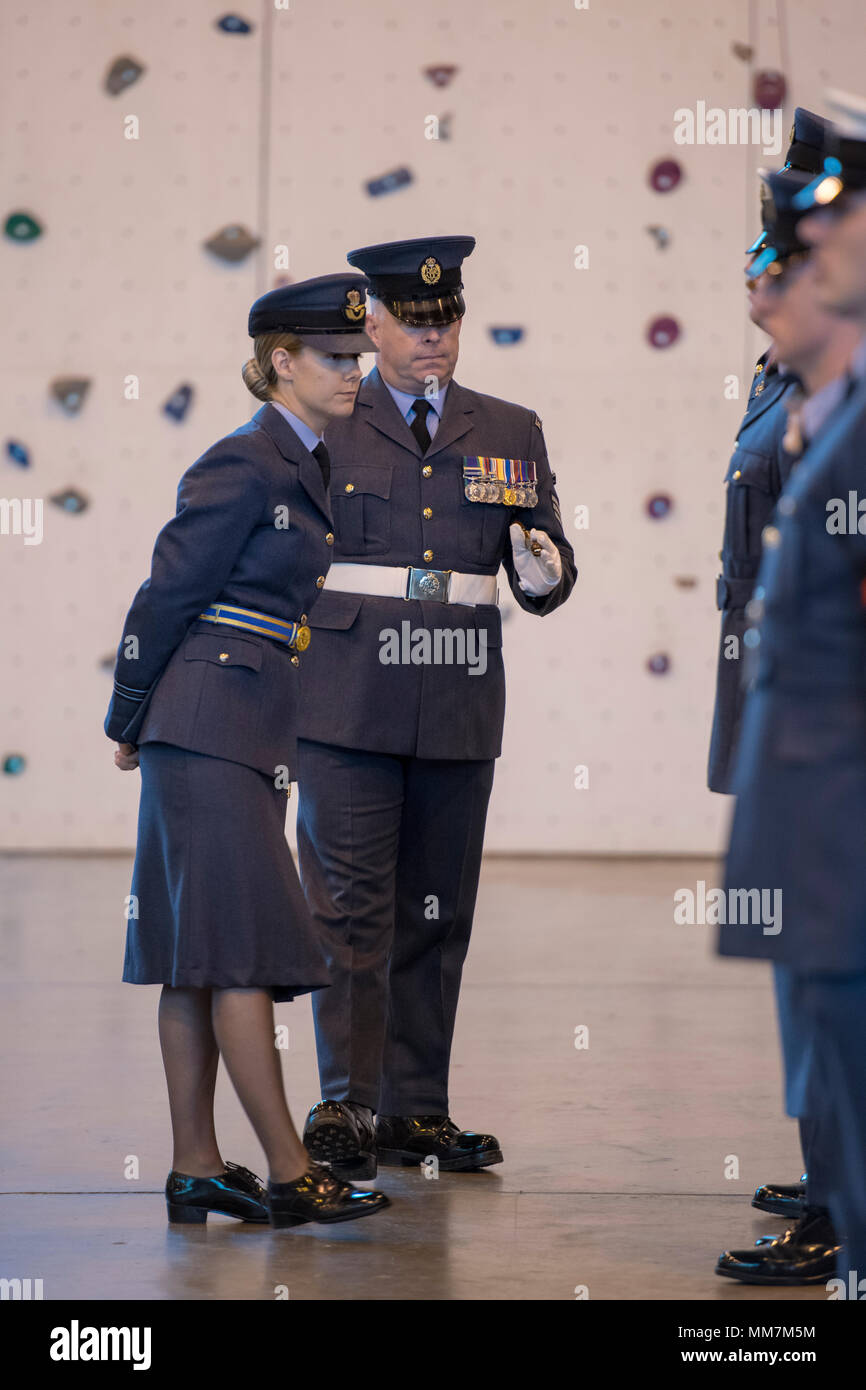 Honington, UK. Il 10 maggio 2018. Volo Sergente Bromell e volo tenente 'Jess' Donnelly ispezione a RAF Honington in Preperations per le nozze di S.A.R. il principe Henry del Galles e la Sig.ra Meghan Markle Credito: Jason Marsh/Alamy Live News Foto Stock