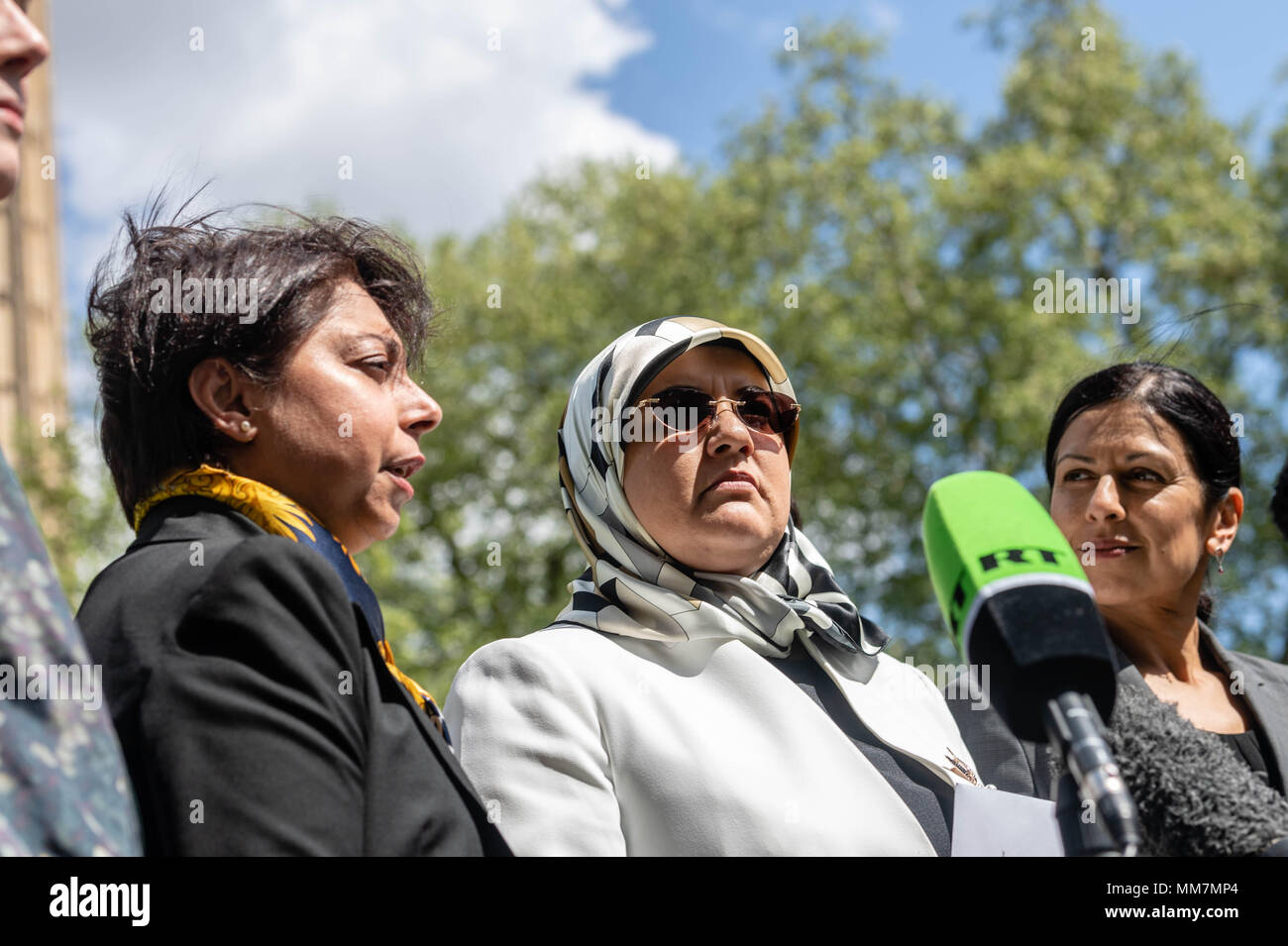 Londra, 10 maggio 2018 a Fatima Boudchar (centro) fa una dichiarazione dopo) vincendo la tortura caso il risarcimento dal governo britannico in seguito la sua tortura in Libia il credito Ian Davidson/Alamy Live News Foto Stock