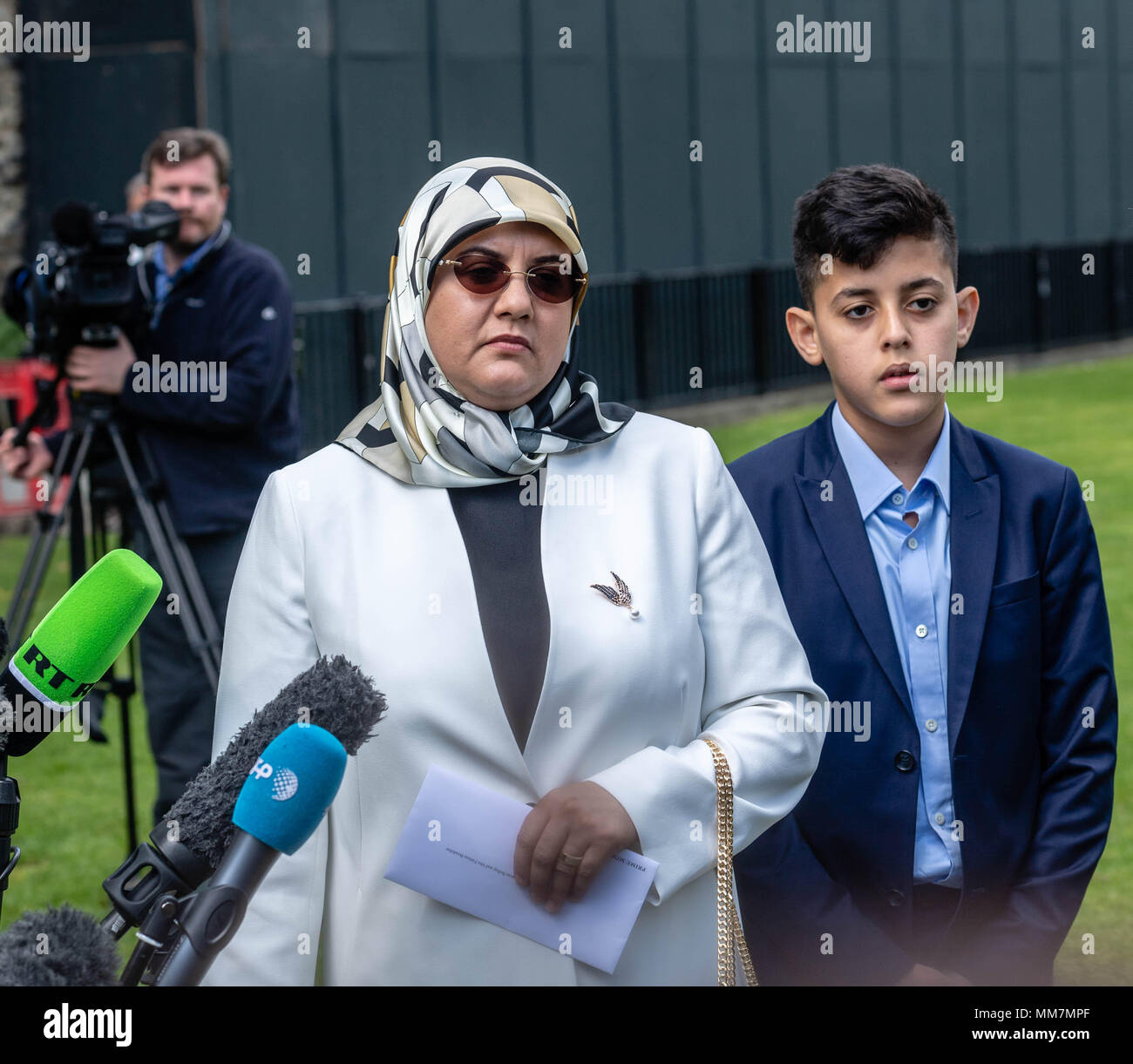 Londra, 10 maggio 2018 a Fatima Boudchar (nella foto con figlio Abderrahim) vince la tortura caso il risarcimento dal governo britannico in seguito la sua tortura in Libia il credito Ian Davidson/Alamy Live News Foto Stock