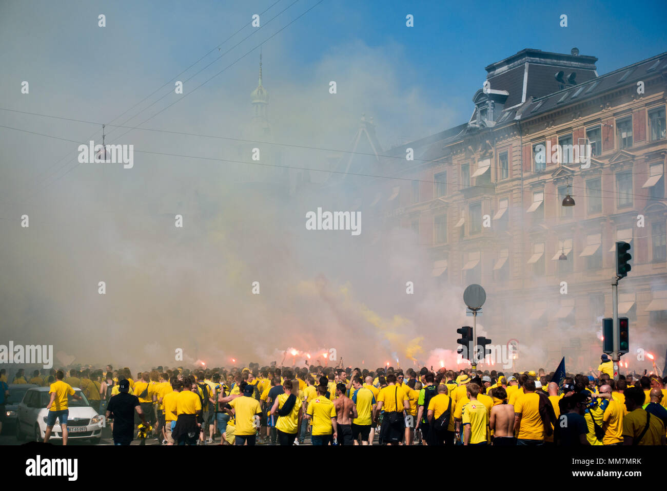 Copenhagen, Danimarca. Brøndby se i tifosi di calcio flood in strada dalla piazza del Municipio di Copenaghen, bere, illuminazione fuochi d'artificio e bloccando il traffico appena prima il danese finale di coppa. Credito: Hugh Mitton/Alamy Live News Foto Stock