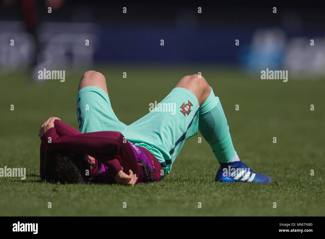 Nuno Cunha (Portogallo) giace sul passo dopo la sconfitta nel 2018 Campionato Europeo UEFA Under 17 Gruppo B match tra la Svezia e il Portogallo in Pirelli Stadium il 10 maggio 2018 in Burton upon Trent, Inghilterra. (Foto di Richard Burley/phcimages.com) Foto Stock