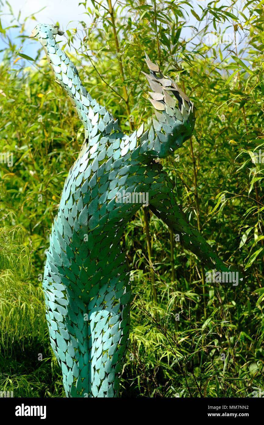 Malvern, Regno Unito. RHS Malvern Festa della Primavera - Giovedì 10 Maggio 2018 - il giorno di apertura per questa anni RHS Malvern Festival di Primavera - mostra giardini includono lo spirito dei boschi da Peter Dowle che dispone di questa scultura in bronzo intitolato Sylph dallo scultore Simon perno. Spirito di boschi ha vinto il premio di miglior costruzione premio ad RHS Malvern. Foto Steven Maggio / Alamy Live News Foto Stock