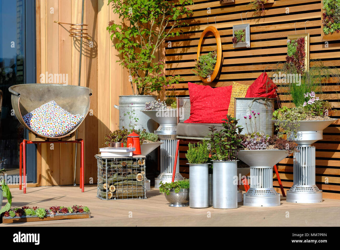 Malvern, Regno Unito. RHS Malvern Festa della Primavera - Giovedì 10 Maggio 2018 - il giorno di apertura per questa anni RHS Malvern Festival di Primavera - mostra giardini includono un numero esterno 39 progettato da Elaine Portch dispone di un giardino soluzione per spazio confinato di un balcone urbano - Photo Steven Maggio / Alamy Live News Foto Stock