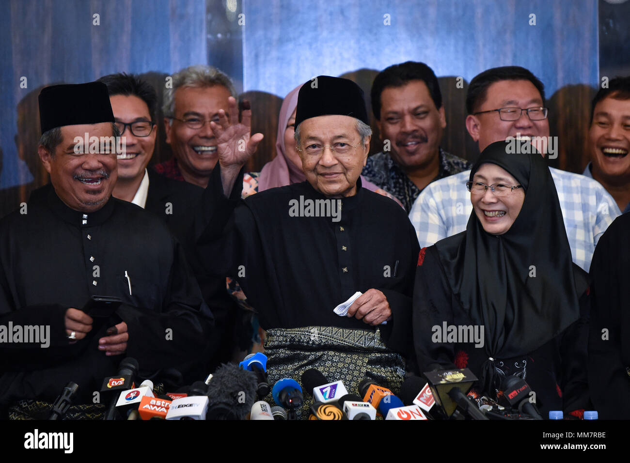 Kuala Lumpur, Malesia. Il 10 maggio 2018. 7 Il Primo ministro della Malaysia, e candidato dell opposizione Mahathir Mohamad (92,C) onde ai media durante una conferenza stampa tenutasi il 10 maggio 2018 a Kuala Lumpur, Malesia. Mahathir Mohamad ha prestato giuramento il 10 maggio come il più antico del mondo leader eletto dopo una splendida vittoria elettorale che ha attraversato la Malaysia ha stabilimento dal potere dopo più di sei decenni. Credito: Chris JUNG/Alamy Live News Foto Stock