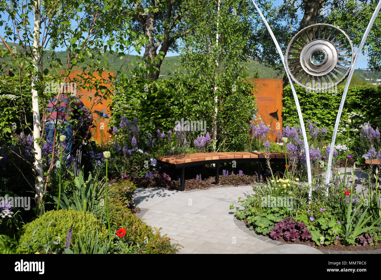 RHS Malvern Festa della Primavera - Giovedì 10 Maggio 2018 - il giorno di apertura per questa anni RHS Malvern Festival di Primavera - mostra gardens includono memorie di servizio di supporto della RAF centenario progettato da Wilson Associates - Il giardino comprende una funzione realizzata dalle pale della ventola di un motore a getto - Photo Steven Maggio / Alamy Live News Foto Stock