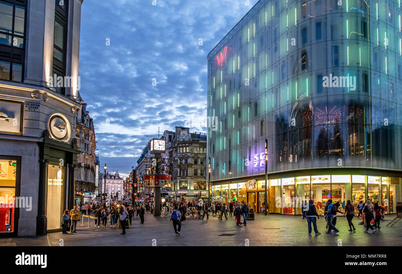 Leicester Square di notte London REGNO UNITO Foto Stock