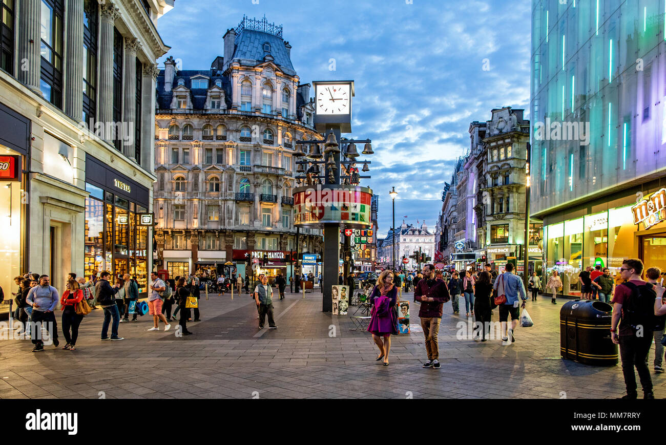 Leicester Square di notte London REGNO UNITO Foto Stock