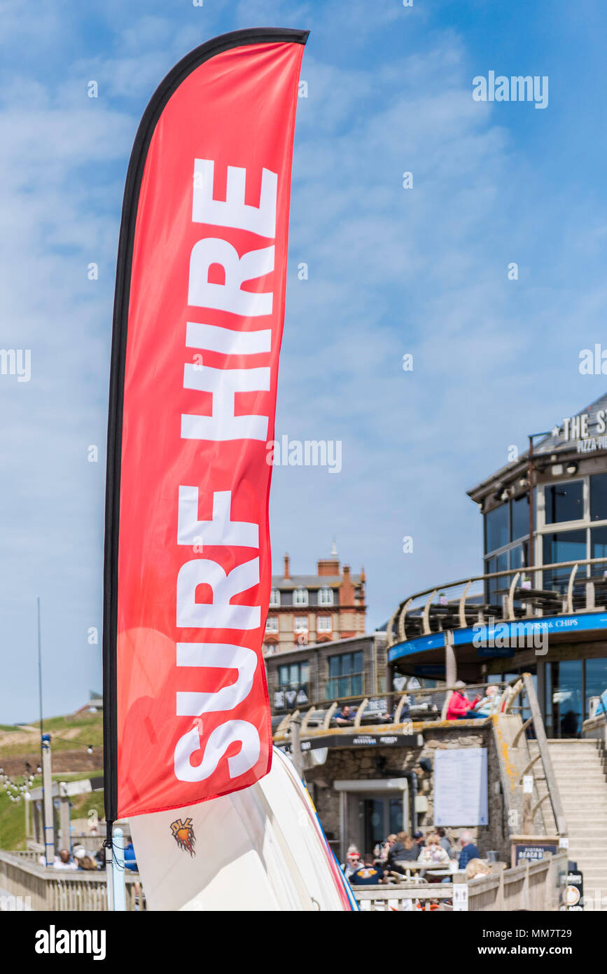 Un noleggio surf segno a Fistral Beach in Newquay in Cornovaglia. Foto Stock