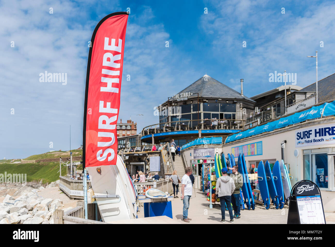 Un colorato banner pubblicitari noleggio surf a Fistral Beach in Newquay in Cornovaglia. Foto Stock
