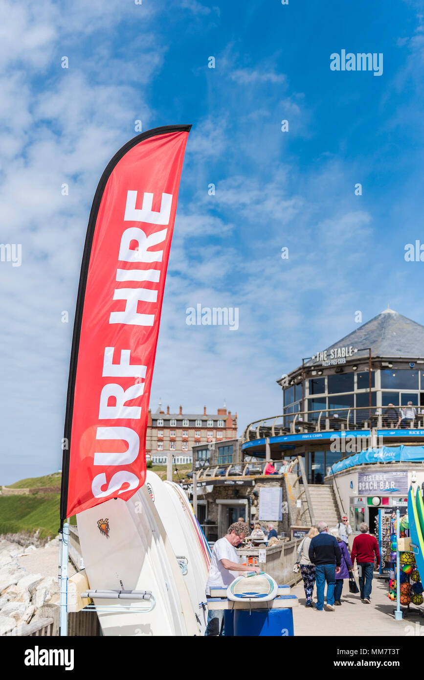 Un colorato banner pubblicitari noleggio surf a Fistral Beach in Newquay Cornwall. Foto Stock