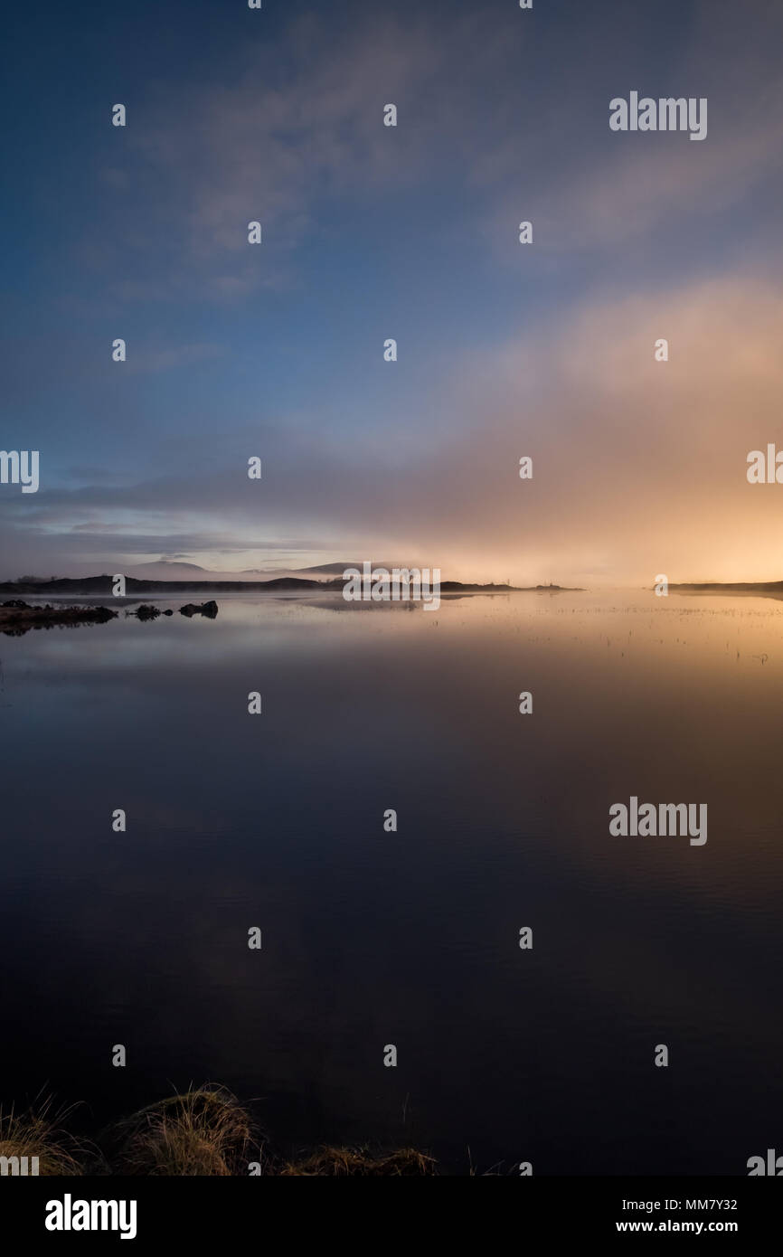 Alba sul Loch Ba, Rannoch Moor, Scozia Foto Stock
