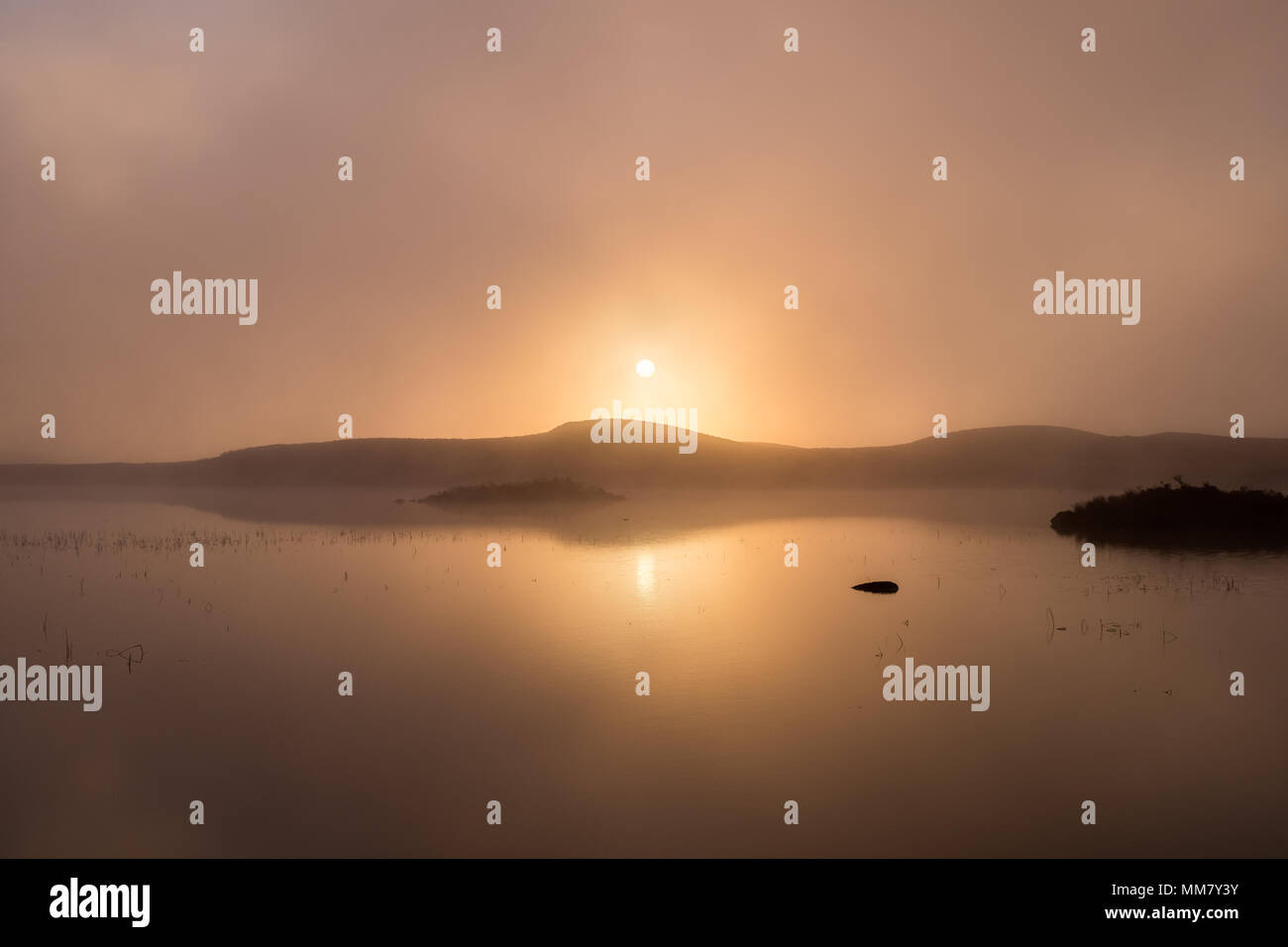 Alba sul Loch Ba, Rannoch Moor, Scozia Foto Stock