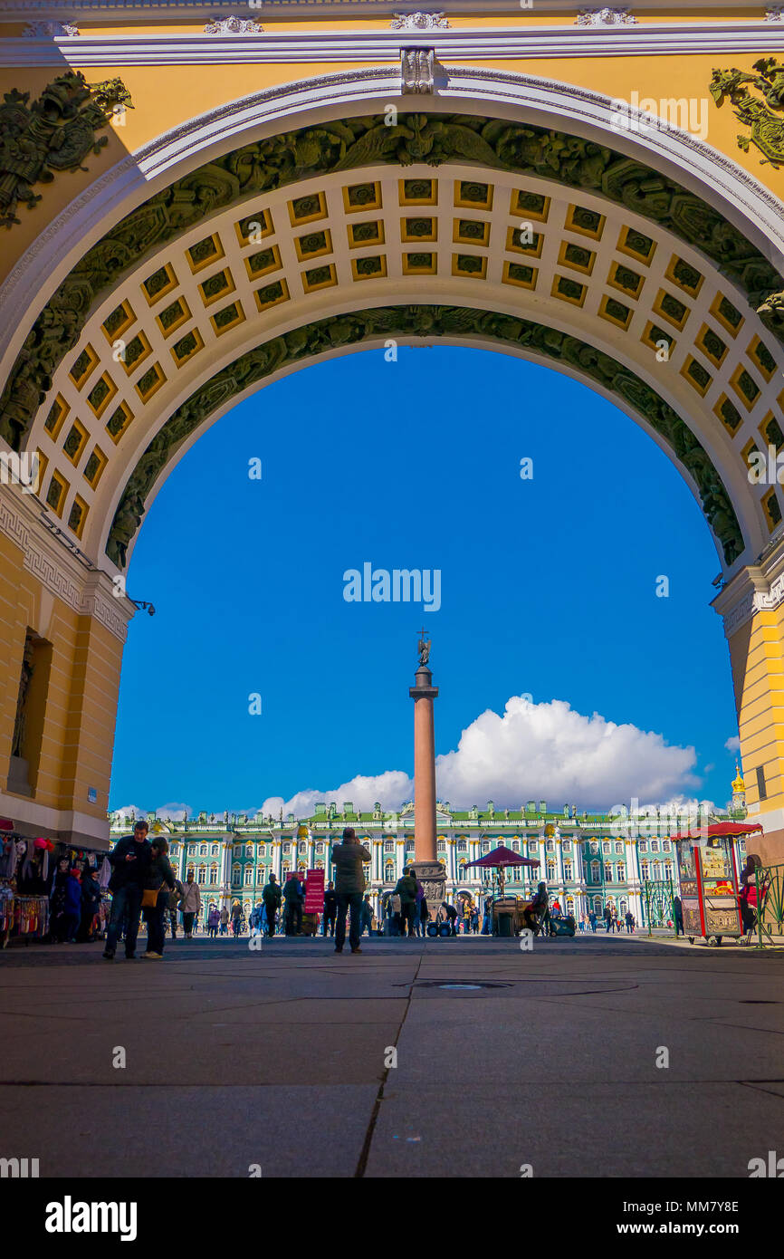 ST. Pietroburgo, Russia, 01 maggio 2018: vista della Piazza del Palazzo attraverso l Arco di General Staff Building a San Pietroburgo città con persone ejoying la vista durante una giornata di sole Foto Stock