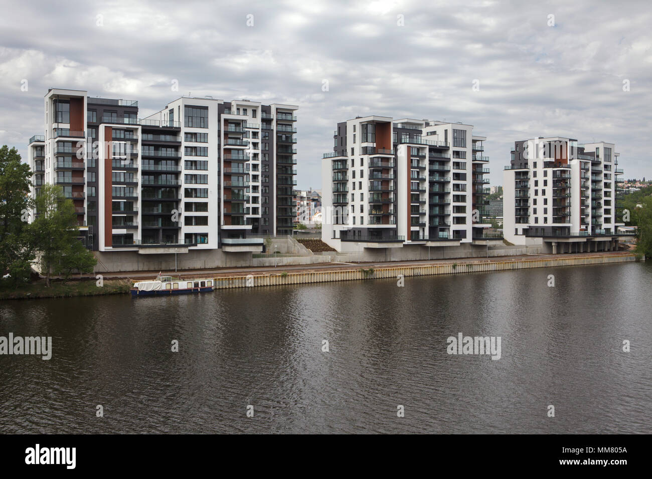 Edifici residenziali nel quartiere Marina nell'argine del fiume Moldava di Holešovice del distretto di Praga, Repubblica Ceca. Foto Stock