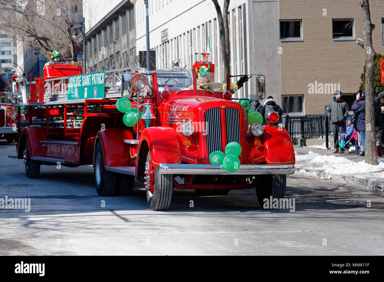 Un vintage Bickle-Seagram Lachine motore Fire in Montreal il giorno di San Patrizio parade Foto Stock