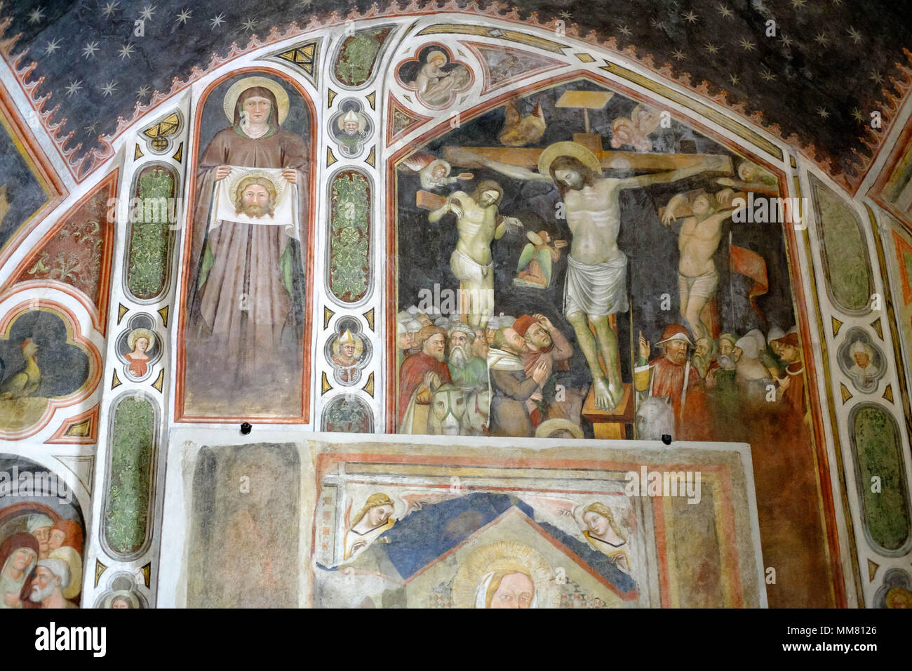 La chiesa di Santa Lucia è una piccola meraviglia a Treviso. L'interno appare come una cripta. E ha pregevoli affreschi, qui nella Cappella del Crocifisso. Foto Stock
